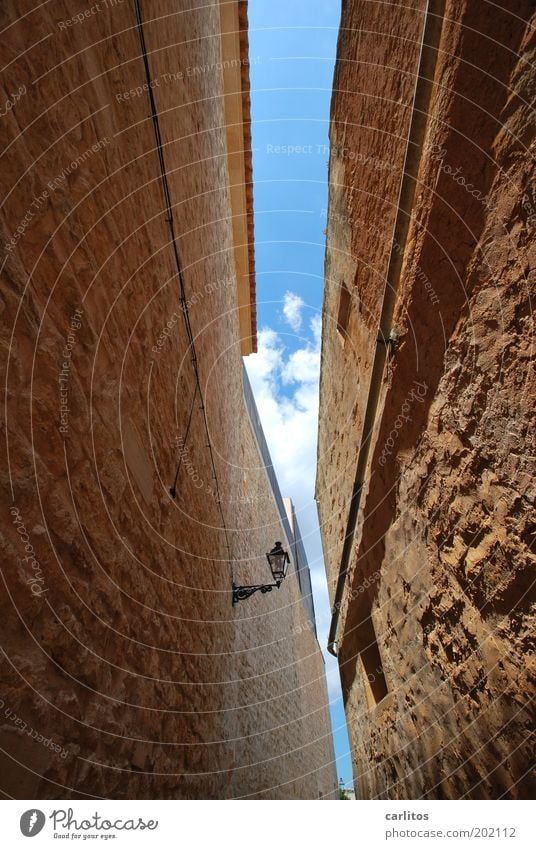 Durch diese hohle Gasse muss er kommen Laterne Straßenbeleuchtung Beleuchtung Himmel Sommer Schönes Wetter Haus Mauer Wand Altstadt alt ästhetisch bedrohlich