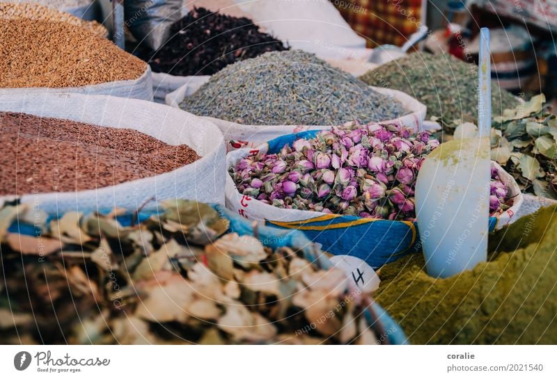 Souk Marokko Altstadt Fußgängerzone kaufen Tee Rosenblätter Kräuter & Gewürze Marktplatz Marktstand Markthalle Markttag Auswahl Vielfältig Haufen Schaufel