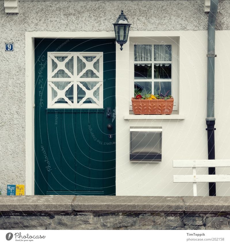 Im Wunderland #4 Fassade Fenster Tür Briefkasten Dachrinne Ordnung Spießer Wohnung Verhext Märchen Heimat Deutsch Eingang Eingangstür Laterne Blumenkasten