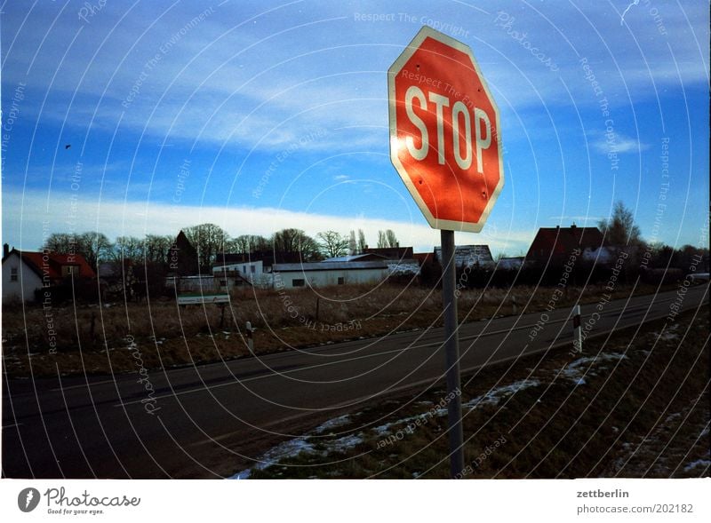 STOP Schilder & Markierungen Verkehrsschild Stoppschild stoppen Halt Verbote Straße Himmel Wolken Winter Information Typographie blau Dorf Stadtrand