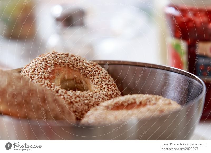 Zu viel Sesam? Lebensmittel Teigwaren Backwaren Brot Brötchen Bagel Frühstück Schalen & Schüsseln Duft hell Wärme braun grau silber weiß Metall Farbfoto