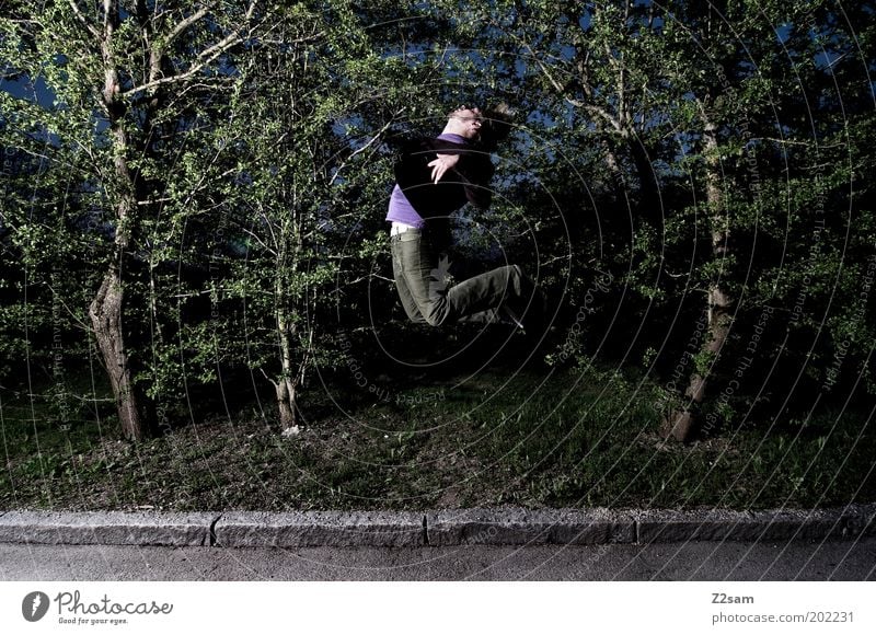 sie holen mich immer wieder maskulin Junger Mann Jugendliche 18-30 Jahre Erwachsene Natur Landschaft Sträucher Hose fliegen springen ästhetisch dunkel