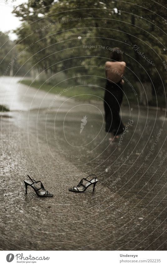 Regen 2 feminin Junge Frau Jugendliche 1 Mensch 18-30 Jahre Erwachsene Erholung Wassertropfen Damenschuhe Straße Gedeckte Farben Außenaufnahme Abend Low Key