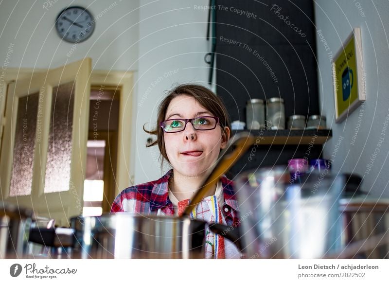 Hmm. Lecker. Ernährung Mittagessen Geschirr Teller Topf Glas Küche Mensch feminin Junge Frau Jugendliche Erwachsene 1 18-30 Jahre Essen lecker nerdig niedlich