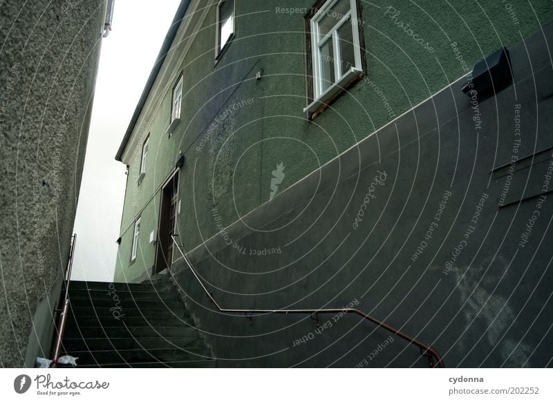 Häuserschlucht Stil Altstadt Haus Mauer Wand Treppe Fassade Fenster Angst Einsamkeit entdecken Erwartung geheimnisvoll ruhig stagnierend Vergänglichkeit