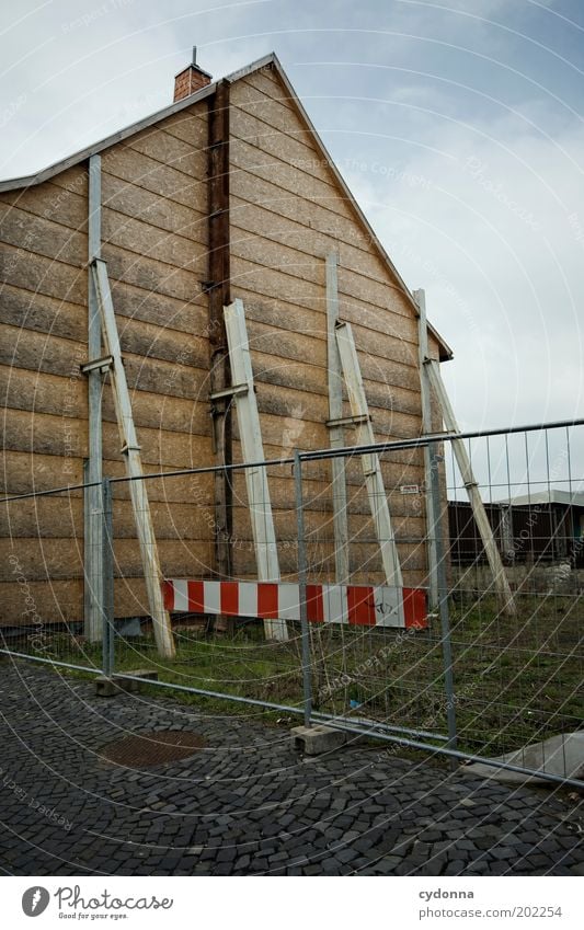 Keinen Plan haben Hausbau Renovieren Baustelle Feierabend Fassade Idee kompetent planen stagnierend träumen Wandel & Veränderung Zeit Absperrgitter abstützen