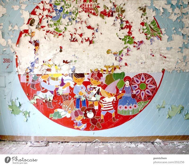 Fröhliches buntes Wandbild für Kinder bei dem die Farbe absplittert. Lost place. Verlassen, verfallen. Kunst Kunstwerk Ruine Mauer Wandmalereien Putz abblättern