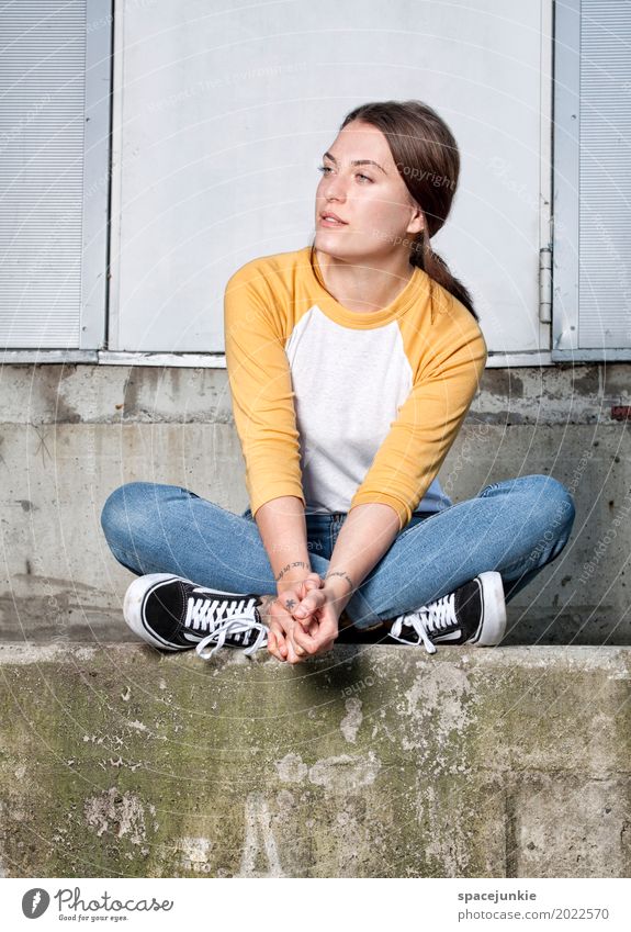 Sitting and waiting Körper Haare & Frisuren harmonisch Wohlgefühl Erholung Meditation ausgehen Mensch feminin Junge Frau Jugendliche Erwachsene 1 18-30 Jahre