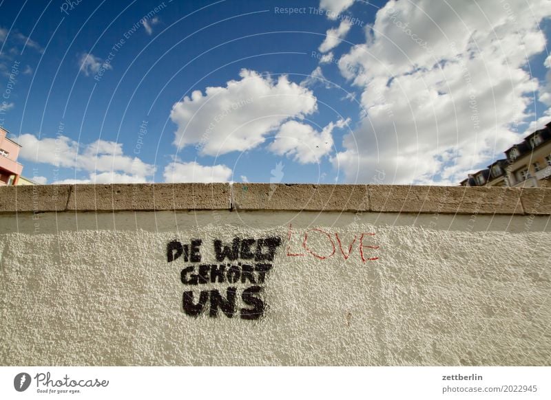 Wem gehört die Welt? Himmel Himmel (Jenseits) Stadtzentrum Mauer Menschenleer Textfreiraum Stadtleben Wand Wetter Wolken Graffiti Parole Besitz enteignung