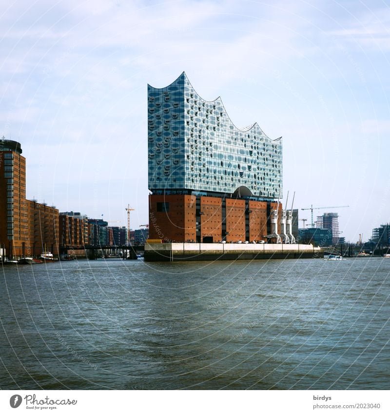 Touristenmagnet Tourismus Städtereise Architektur Kultur Musik Wasser Himmel Fluss Elbe Hamburger Hafen Sehenswürdigkeit Wahrzeichen Elbphilharmonie