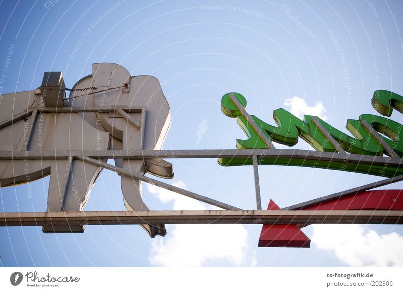 Hamburgs Tierleben Entertainment St. Pauli Reeperbahn Neonlicht Leuchtreklame Werbung Elefant Rüssel 1 Metall Linie Pfeil grau grün rot Farbfoto Außenaufnahme