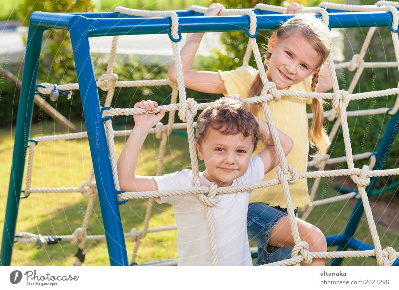 Glücklicher Bruder und Schwester, die auf dem Spielplatz spielen Lifestyle Freude Gesicht Erholung Freizeit & Hobby Spielen Ferien & Urlaub & Reisen Abenteuer