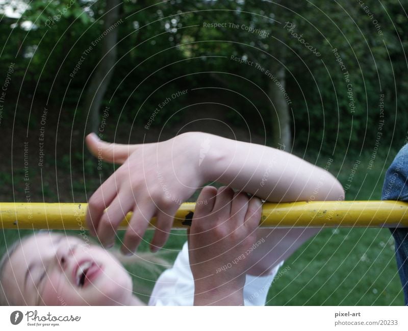 Abgerutscht Kind Mädchen abgerutscht Unfall Spielplatz