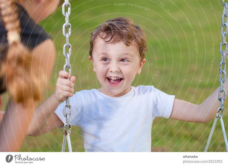 Glücklicher Bruder und Schwester, die auf dem Spielplatz spielen Lifestyle Freude Gesicht Erholung Freizeit & Hobby Spielen Ferien & Urlaub & Reisen Sommer Kind