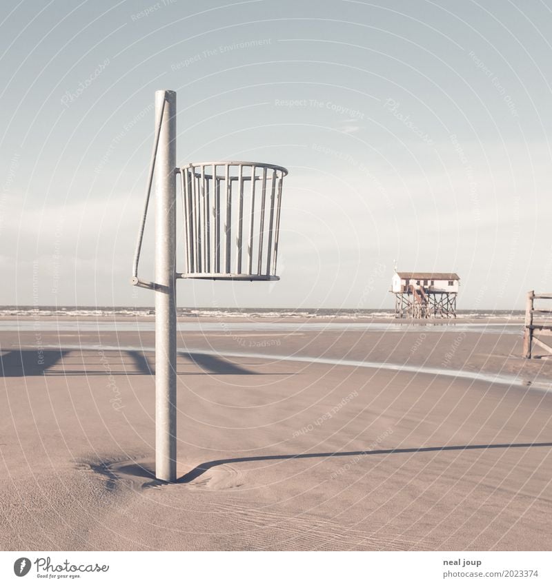 Safety first -I- Ferne Strand Meer Küste St. Peter-Ording Hochsitz Metall beobachten Blick warten kalt Vorfreude Optimismus Verantwortung geduldig ruhig