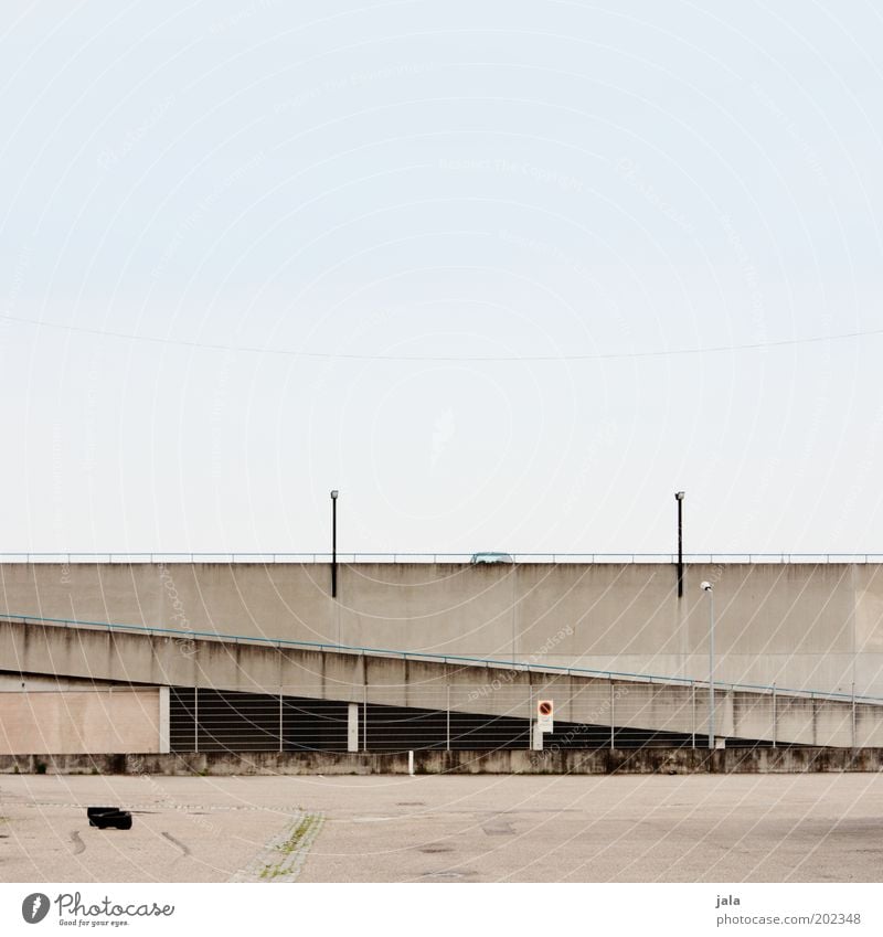 parkdeck Himmel Stadtrand Platz Bauwerk Architektur Parkdeck Mauer Wand Straße trist unten Autobahnauffahrt Farbfoto Außenaufnahme Menschenleer