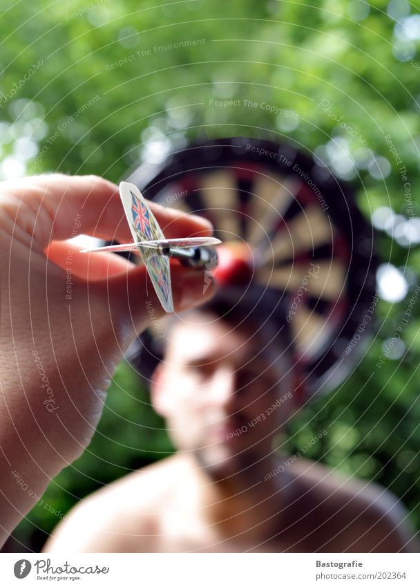 VOLLTREFFER 100 !!! Darts Treffer Mitte Apfel Angst Angsthase Pfeil Ziel Zielscheibe Versuchstier Versuchsperson Spitze zittern Spielen Freizeit & Hobby