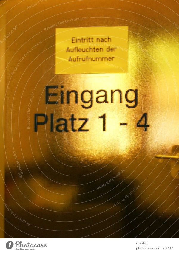 Verwaltungsbehörde Dienstleistungsgewerbe Tür Glas Hinweisschild Warnschild Schutzschild kalt Stadt Selbstbeherrschung Ordnungsliebe bescheiden demütig Unlust