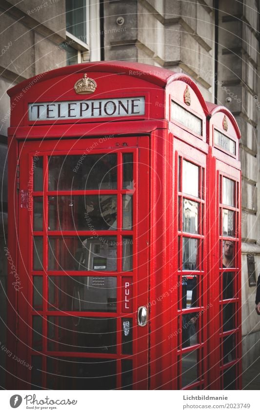 London Call Tourismus Sightseeing Städtereise Büro Callcenter sprechen Telefon Telekommunikation Kultur England Stadtzentrum Menschenleer Mauer Wand