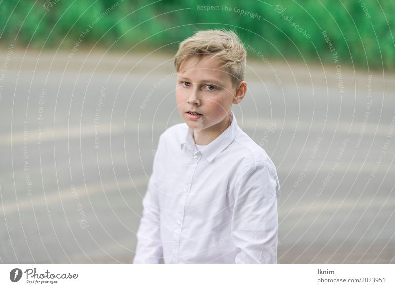 traurig im weißen Hemd androgyn Kind Junge Kindheit Jugendliche 1 Mensch 8-13 Jahre 13-18 Jahre ästhetisch blond Coolness trendy schön Gefühle Reinheit