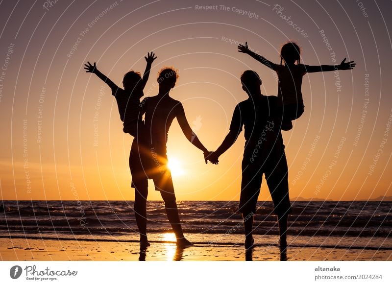 Silhouette der glücklichen Familie Lifestyle Freude Freizeit & Hobby Spielen Ferien & Urlaub & Reisen Ausflug Freiheit Sommer Sonne Strand Meer Kind Junge Frau