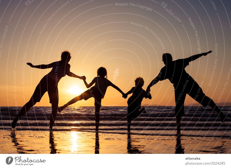 Silhouette der glücklichen Familie Lifestyle Freude Freizeit & Hobby Spielen Ferien & Urlaub & Reisen Ausflug Freiheit Sommer Sonne Strand Meer Sport Kind Junge