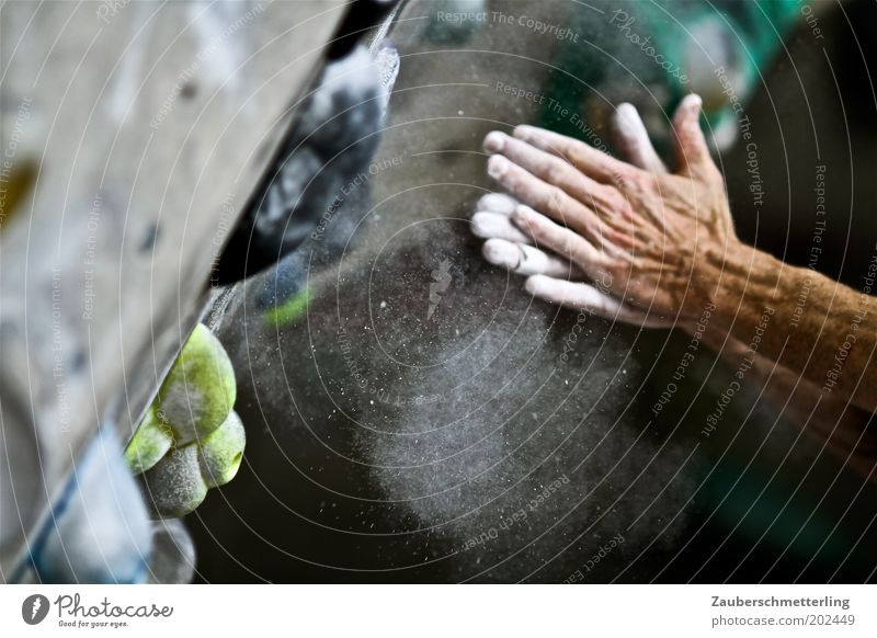 chalk helps Hand berühren festhalten Fitness sportlich Vorfreude selbstbewußt Willensstärke Mut Tatkraft fleißig Entschlossenheit Sport Kraft staubig