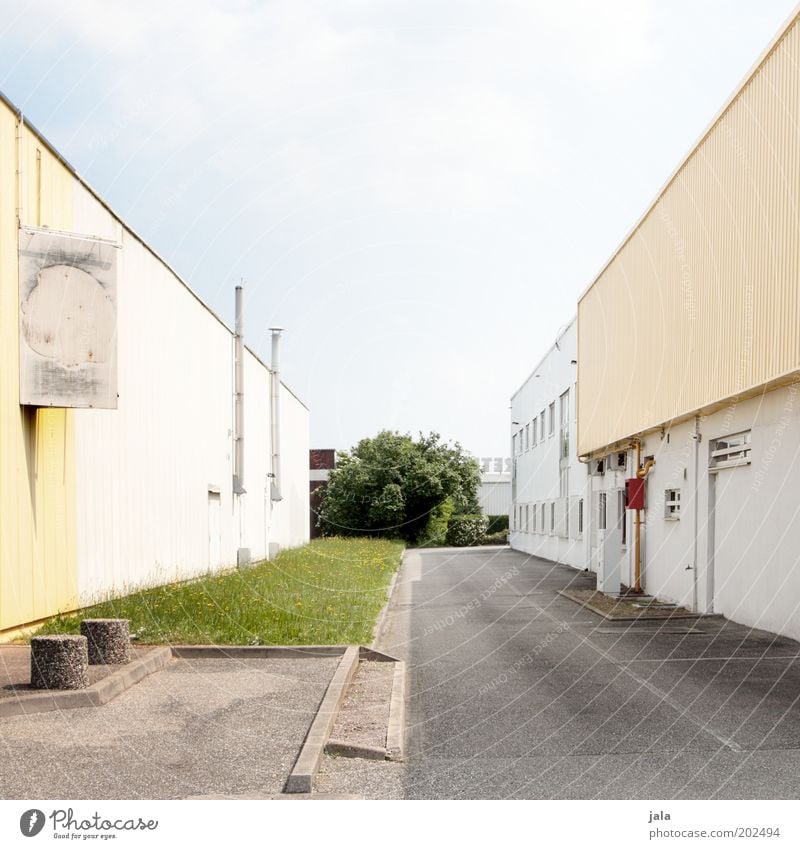 abstandflächen Arbeitsplatz Fabrik Industrie Handel Unternehmen Himmel Baum Gras Wiese Stadtrand Industrieanlage Platz Bauwerk Gebäude hell Farbfoto