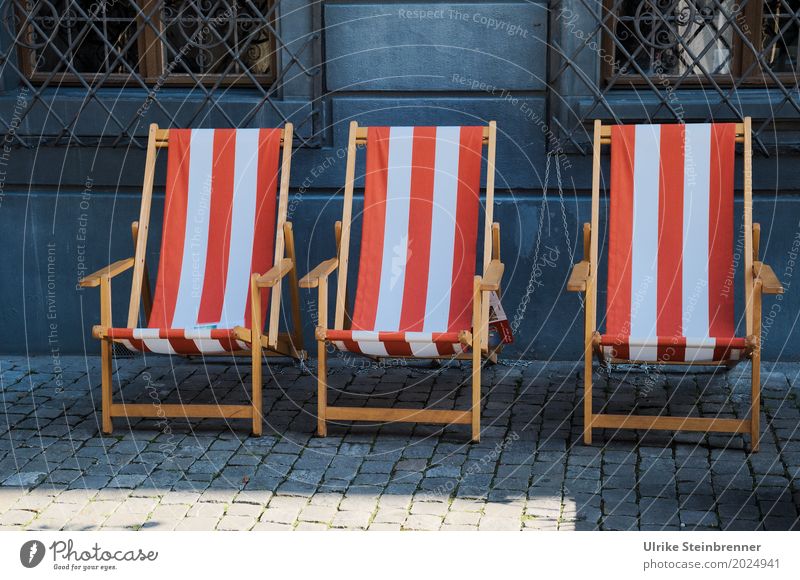 Freiluftsaison eröffnet Design Erholung Tourismus Städtereise Möbel Sessel Kleinstadt Platz Gebäude Mauer Wand Fassade Fenster Straße stehen warten Fröhlichkeit