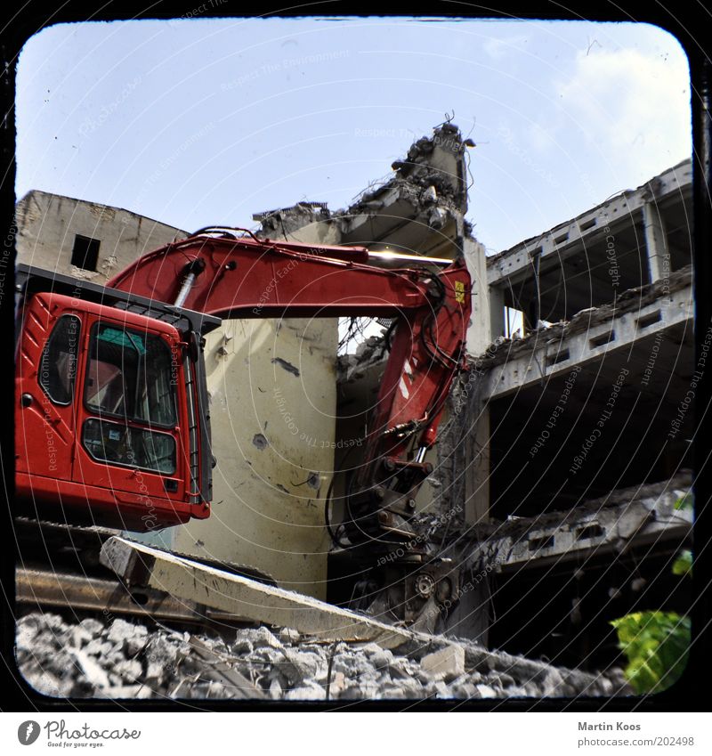 Bagger Bodo ruiniert routiniert Haus kaputt Demontage bauen neu Baustelle Ruine Stadtentwicklung rot Kamerawurf Farbfoto Experiment Menschenleer Arbeitsplatz