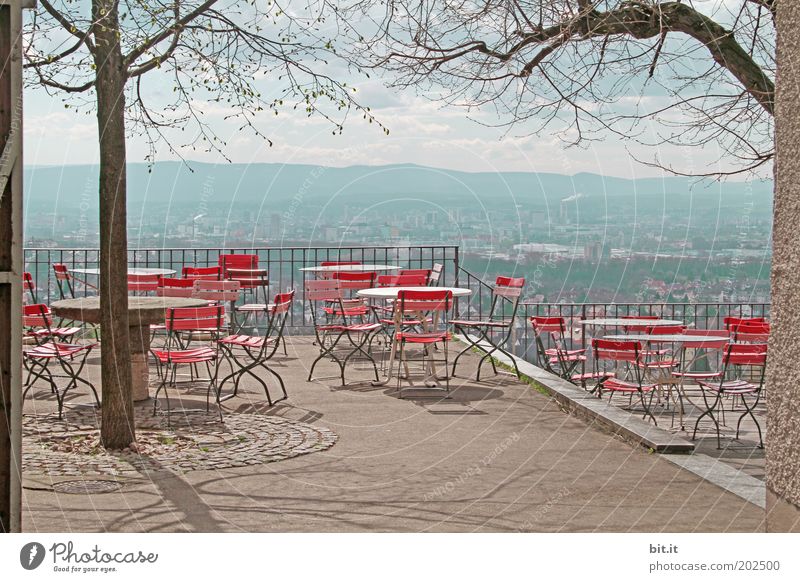 STÜHLE MIT AUSSICHT Ausflug Restaurant Landschaft Biergarten geschlossen Terrasse Sitzgelegenheit Aussicht Biertische Menschenleer Krise Nebensaison Tourismus