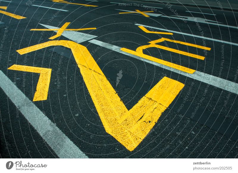 |>2|m<| Straße Straßenverkehr Verkehr Fahrbahn Fahrbahnmarkierung eng Grenze breit Breite Spuren Ziffern & Zahlen Beschriftung Straßenrand