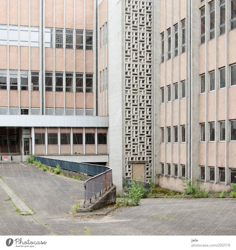 stillgelegt Haus Fabrik Platz Bauwerk Gebäude Architektur Fenster Tür groß trist unten Farbfoto Außenaufnahme Menschenleer Tag Zentralperspektive Fassade Rampe