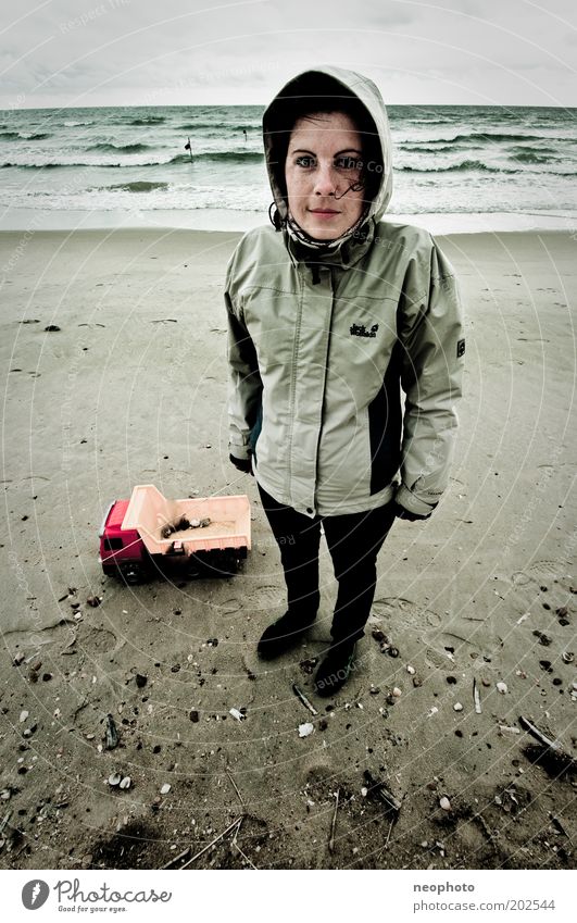 arschkalt Junge Frau Jugendliche Kindheit Erwachsene 1 Mensch Natur Sand Wasser Himmel Herbst Wind Sturm Wellen Küste Strand Nordsee frieren warten grau grün