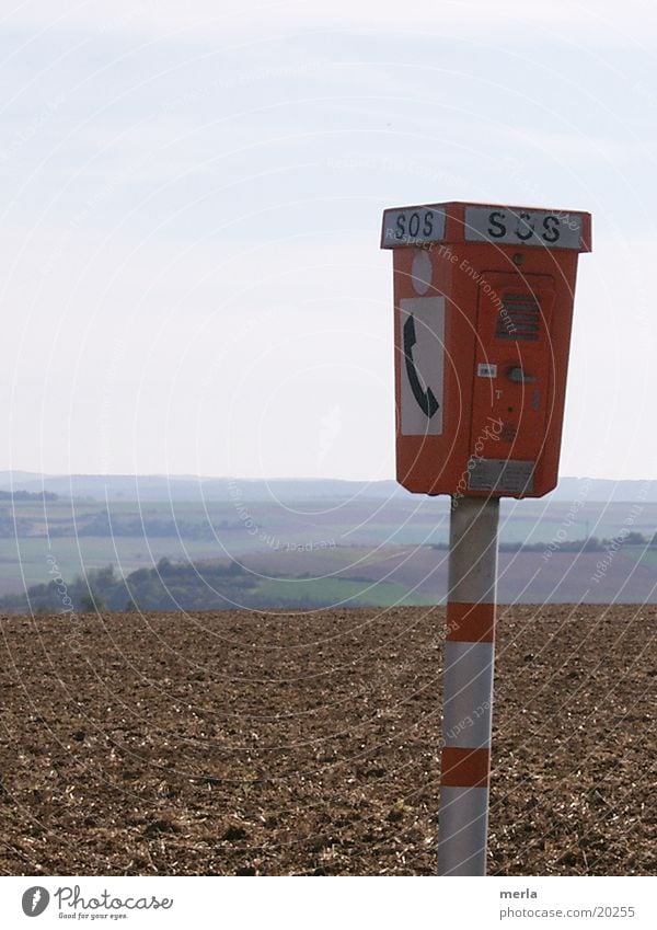 SOS - und keiner da Telefon Verkehr Hinweisschild Warnschild Ferne Unendlichkeit nah trist Vertrauen Sicherheit Hilfsbereitschaft trösten Hoffnung Langeweile