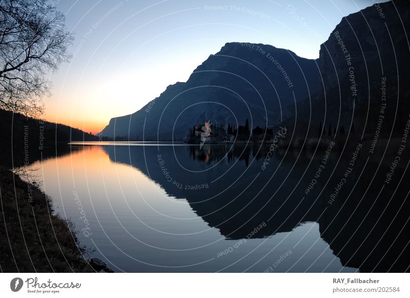 stiller See Ferne Freiheit Berge u. Gebirge Landschaft Wasser Sonnenaufgang Sonnenuntergang Herbst Seeufer Natur Farbfoto Außenaufnahme Menschenleer Dämmerung