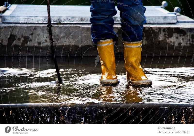 Nah am Wasser Spielen Kinderspiel Ferien & Urlaub & Reisen Mensch maskulin Mädchen Kindheit Leben Beine 1 Umwelt Natur schlechtes Wetter Regen Jeanshose