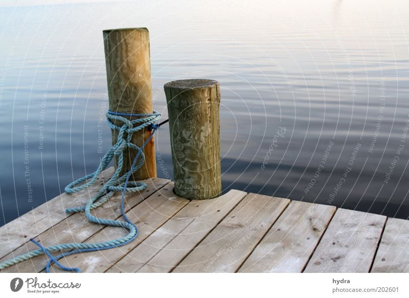 Mach mal blau Hafen Festmacher Poller Seil Steg Meer Freiheit Sommer Natur Wasser Küste Insel Schifffahrt Holz ruhig Dämmerung Sicherheit Frieden harmonisch