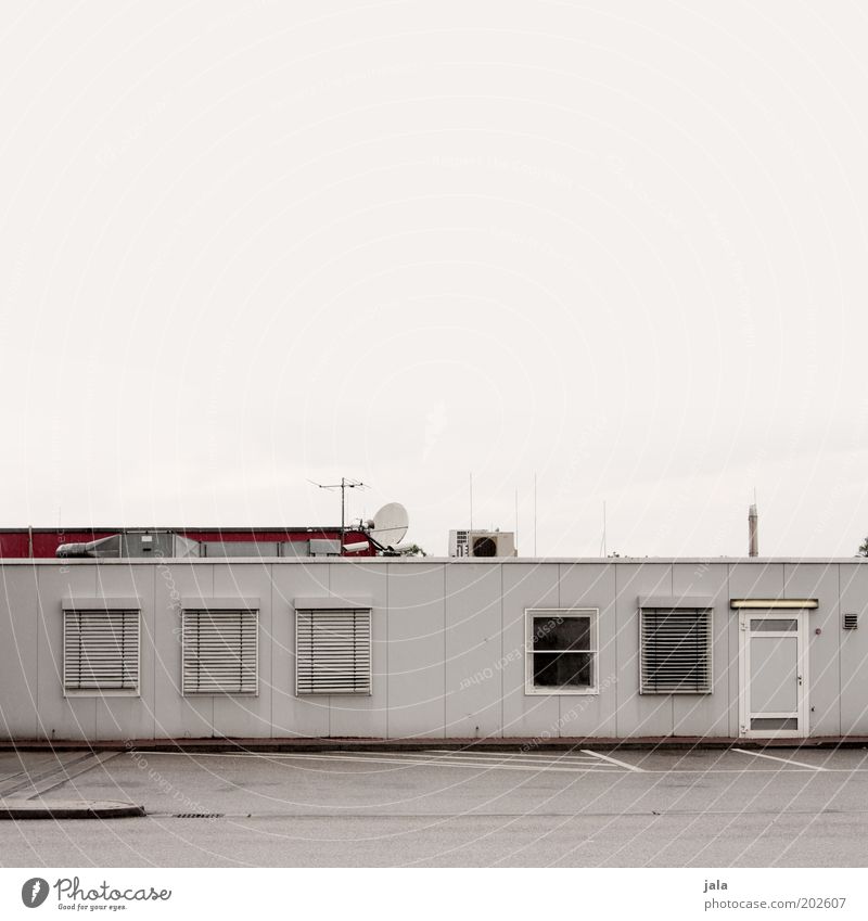 bungalow Arbeit & Erwerbstätigkeit Arbeitsplatz Industrie Unternehmen Himmel Haus Industrieanlage Bauwerk Gebäude Fenster Tür Dach Antenne Satellitenantenne