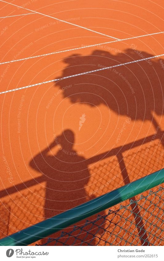 Tenniswetter Sport Ballsport Sportstätten rot Baum Zaun grün Tennisplatz Fotograf Maschendrahtzaun Baumstamm Linie Mann Aschenplatz Farbfoto mehrfarbig