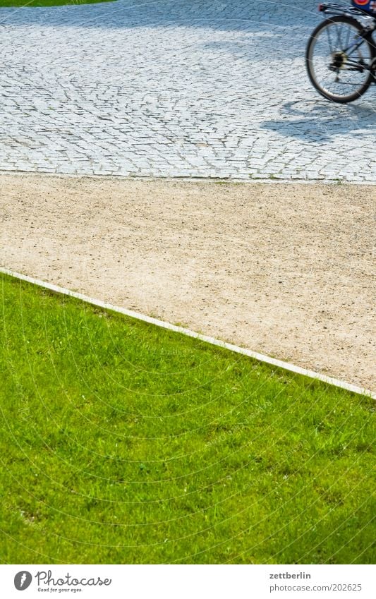 Fahrradtour Rasen Sportrasen Gras Wiese Park Bürgersteig Wege & Pfade Fußweg Kies Schotterweg Sand Sandweg Straße Kopfsteinpflaster Rad Ausflug Sommer