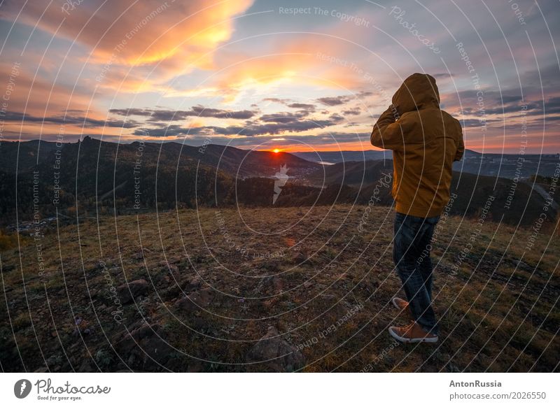 Mann bunt Sonnenuntergang Wolken Berge Hügel Hügel Mensch maskulin Junger Mann Jugendliche Erwachsene 1 18-30 Jahre Natur Landschaft Sonnenaufgang Herbst