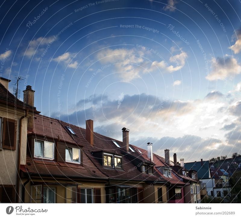 Balkonaussicht Haus Fenster Fensterscheibe Erker Dachziegel Dachfenster Himmel Wolken Sonnenaufgang Sonnenuntergang Frühling Schönes Wetter Einfamilienhaus