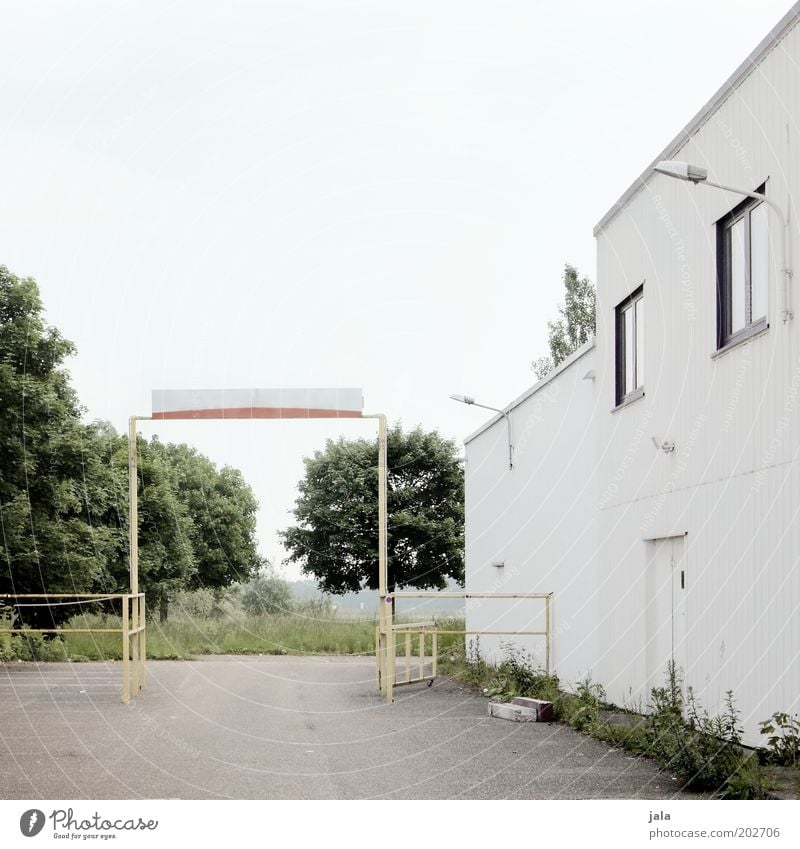 durchfahrt Arbeitsplatz Fabrik Industrie Unternehmen Himmel Baum Menschenleer Haus Industrieanlage Platz Bauwerk Gebäude Architektur Tor Torbogen trist Einfahrt