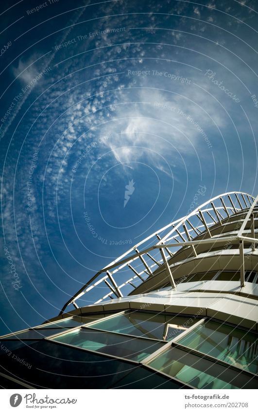 Rückkehr zur Erde Tourismus Ausflug Sightseeing Städtereise Luft Himmel Wolken Schönes Wetter Wind Bremerhaven Hafenstadt Menschenleer Haus Hochhaus Gebäude