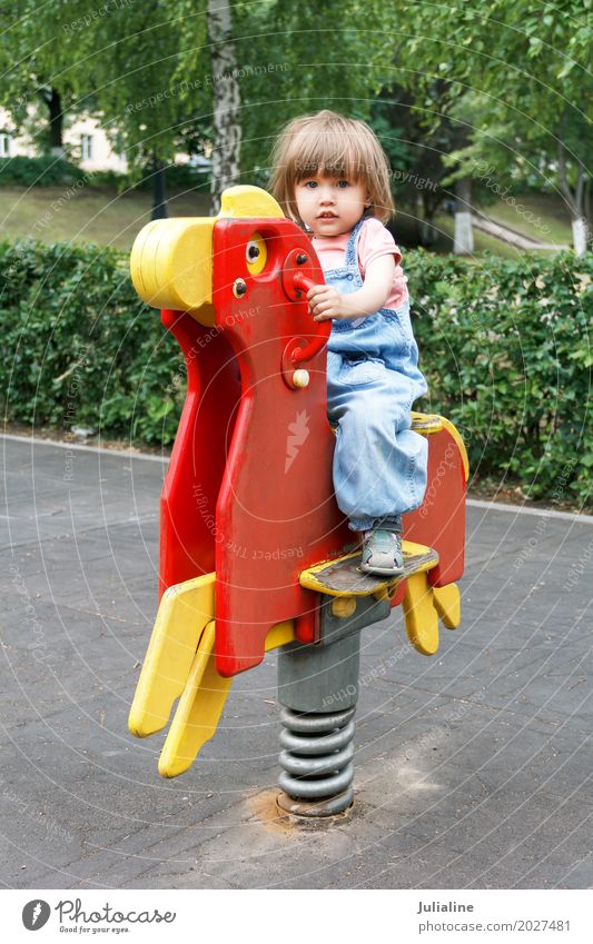 Baby reitet auf Hütten am Spielplatz Lifestyle Freizeit & Hobby Spielen Sommer Kind Frau Erwachsene Kindheit 1 Mensch 1-3 Jahre Kleinkind Park blond weiß