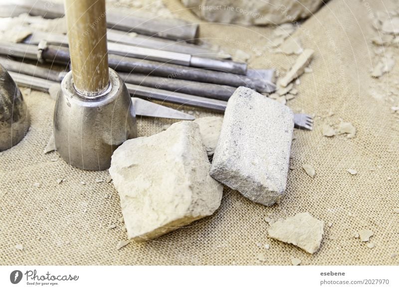 Steinschnitzwerkzeuge Haus Beruf Industrie Werkzeug Hammer Hand Beton Stahl alt dreckig weiß Tradition Maurerhandwerk Beitel Werkzeuge Steinmetzin Konstruktion