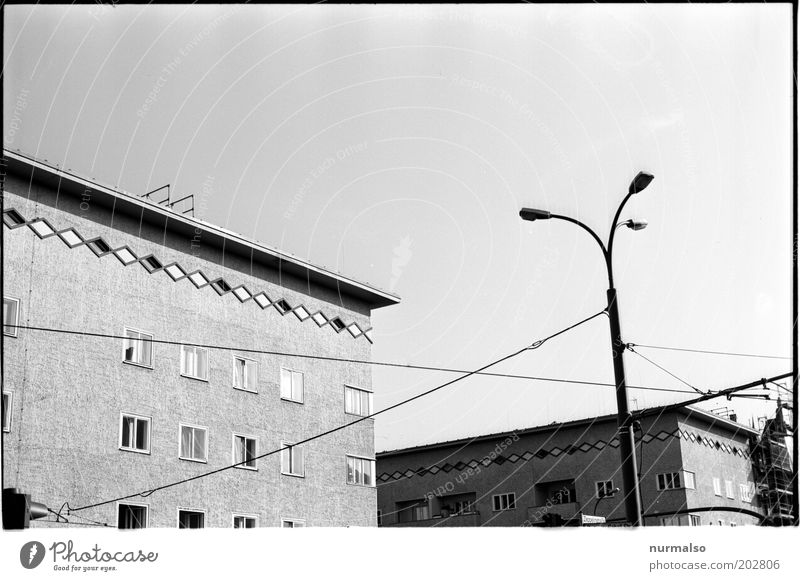 Trist Town Stil Haus Straßenbeleuchtung Oberleitung Altstadt Menschenleer Hochhaus Fenster Dach Verkehr Straßenkreuzung Ampel Verkehrszeichen Verkehrsschild