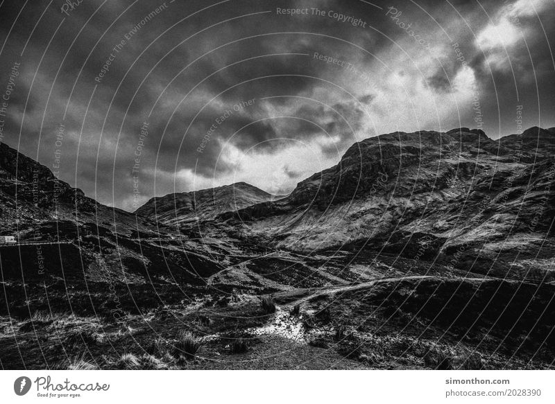 Scotland Umwelt Natur Landschaft Urelemente Wolken Gewitterwolken Klima schlechtes Wetter Unwetter Wind Sturm Regen Felsen Berge u. Gebirge Gipfel ästhetisch