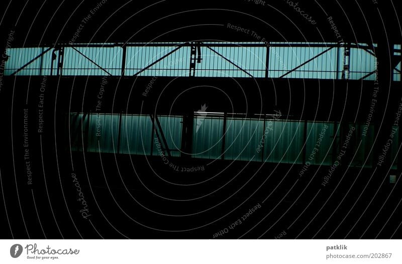Schwarz zu Blau Industrieanlage alt kalt blau schwarz dunkel abgedunkelt Fensterfront Halle industriell bläulich Farbfoto Innenaufnahme Menschenleer